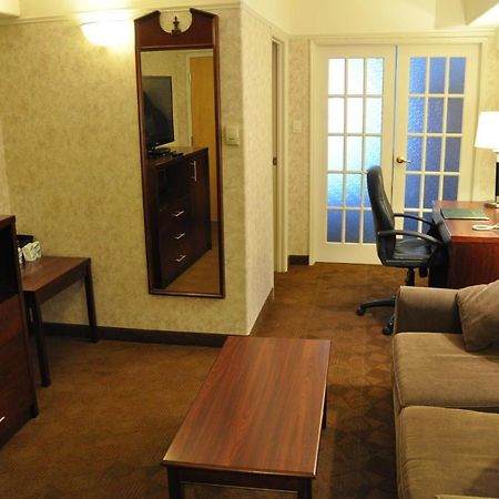 Travelodge By Wyndham Lloydminster Extérieur photo