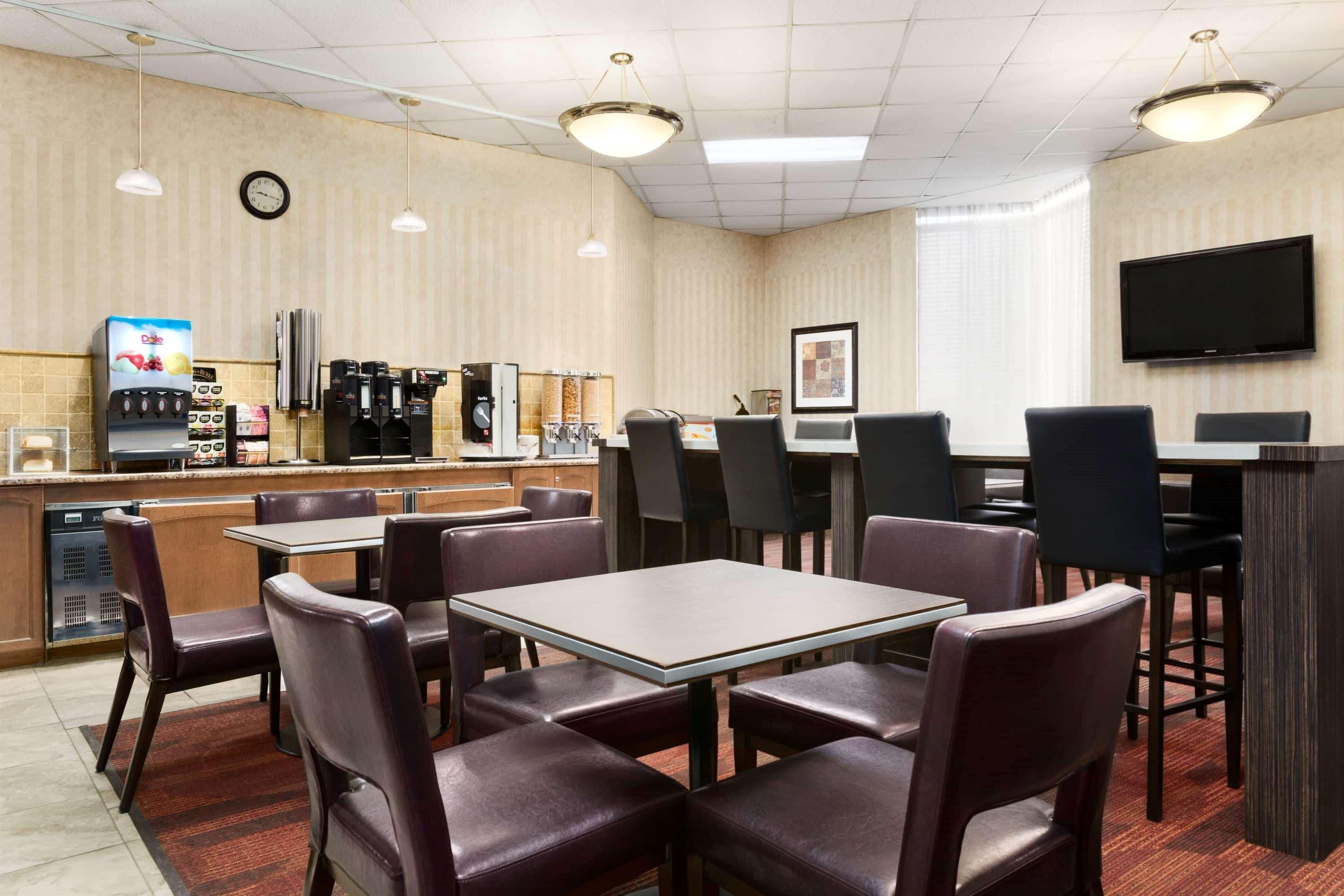 Travelodge By Wyndham Lloydminster Extérieur photo