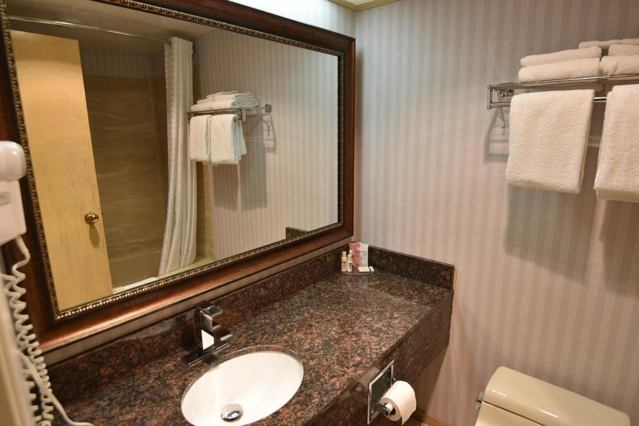 Travelodge By Wyndham Lloydminster Extérieur photo