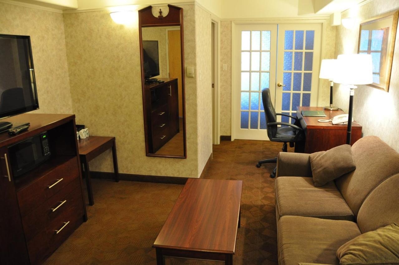 Travelodge By Wyndham Lloydminster Extérieur photo