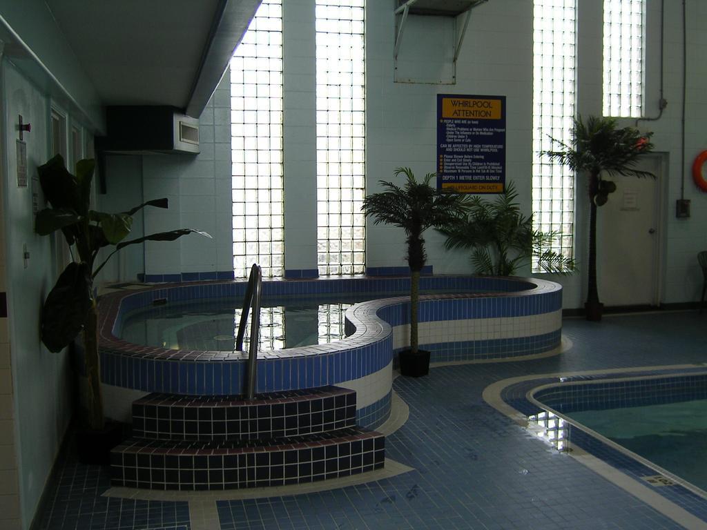 Travelodge By Wyndham Lloydminster Extérieur photo