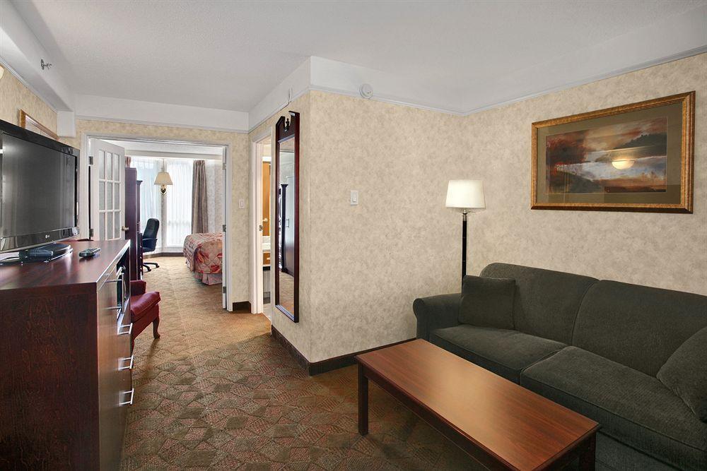 Travelodge By Wyndham Lloydminster Extérieur photo