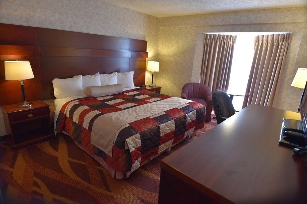 Travelodge By Wyndham Lloydminster Extérieur photo