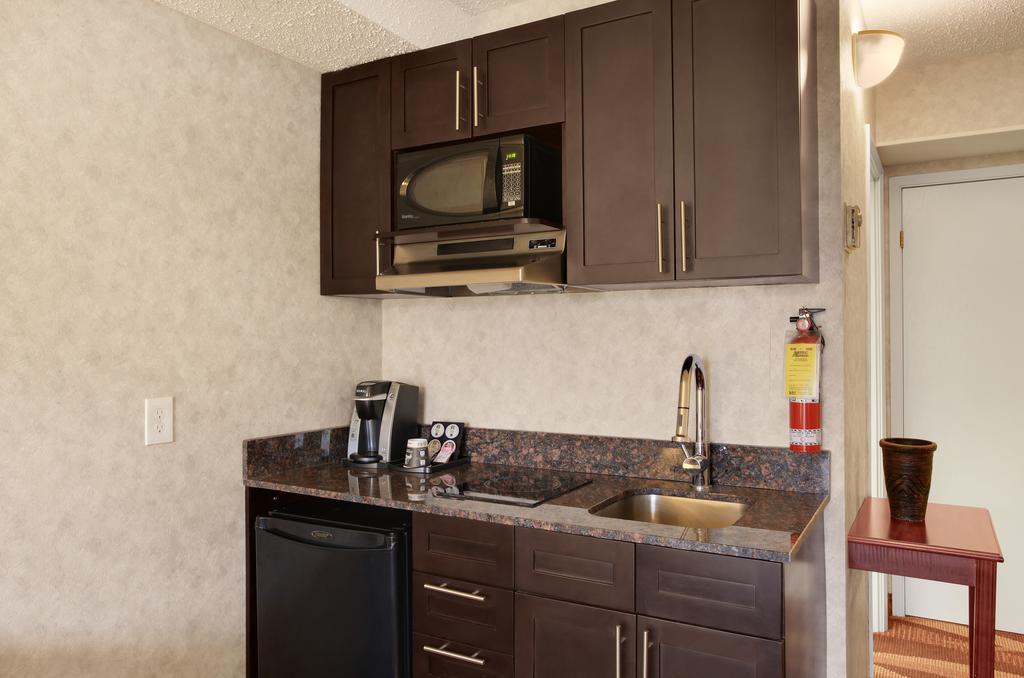 Travelodge By Wyndham Lloydminster Extérieur photo