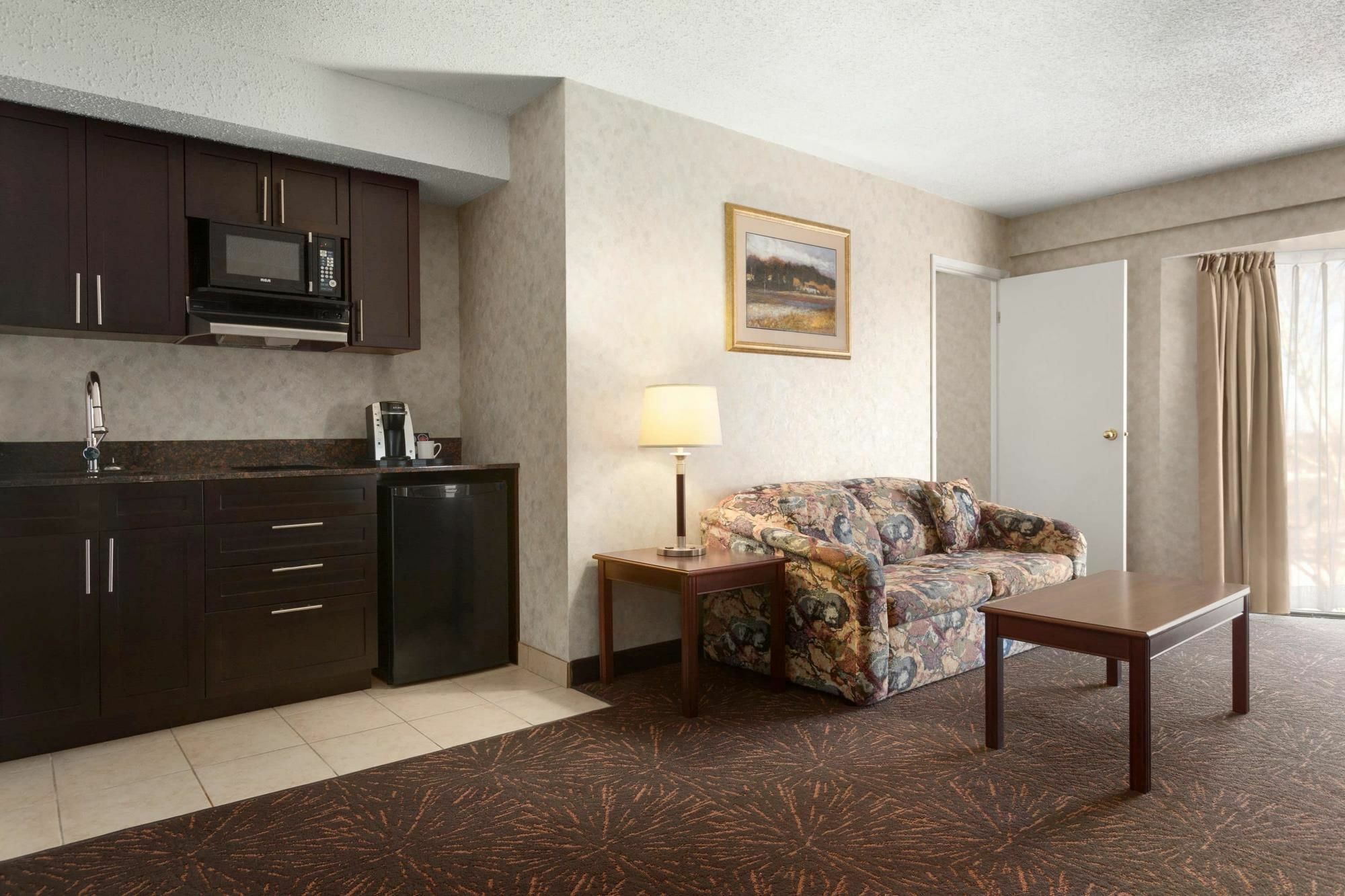 Travelodge By Wyndham Lloydminster Extérieur photo